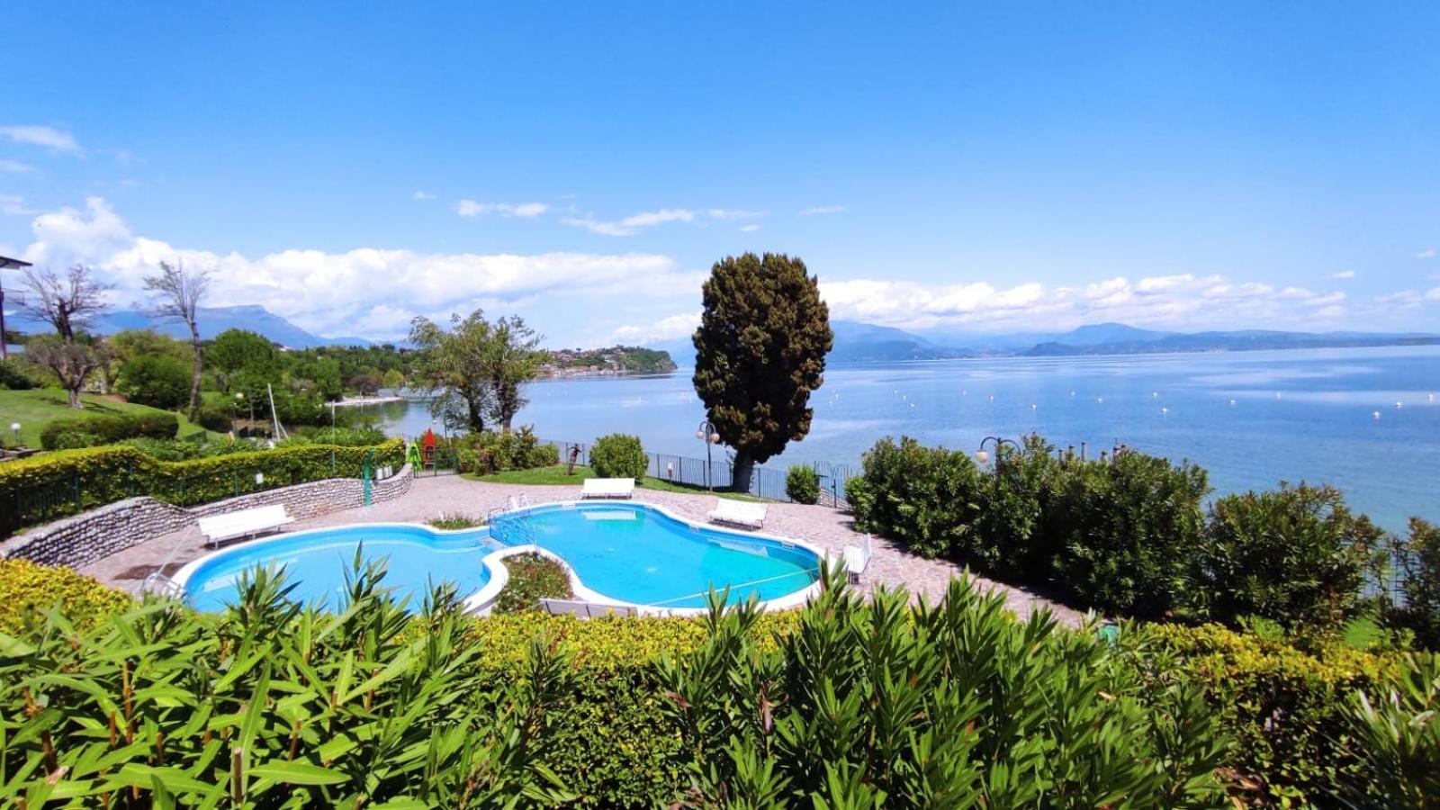 Front Lake Amazing View Манерба-дель-Гарда Экстерьер фото